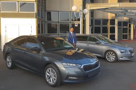 chauffeur vtc la reunion en attente devant ses deux vehicules